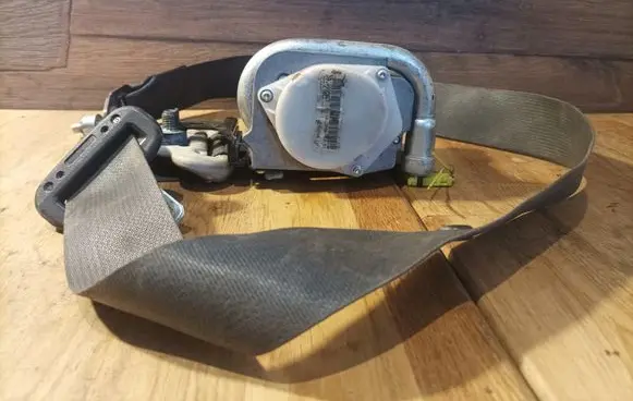 Nissan Note (E11) Front seatbelt