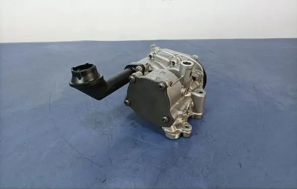Volkswagen PASSAT B8 Oil pump 04L145208