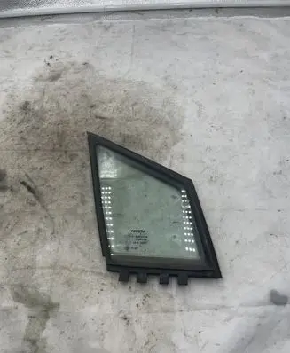 Toyota Corolla Verso AR10 Rear vent window glass 682150F010