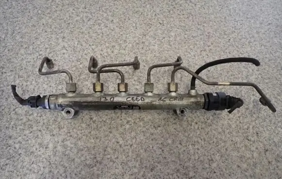 Hyundai i30 Fuel injector supply line/pipe 31400-27400