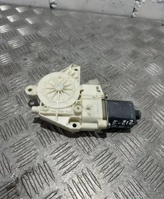 Mercedes-Benz E W212 Front door window regulator motor A2048200142