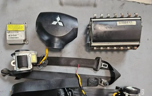 Mitsubishi Colt Airbag set 8635A224 0285010692 7030A217XA