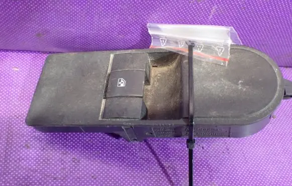 Opel Astra H Quarter vent window switch 13197132