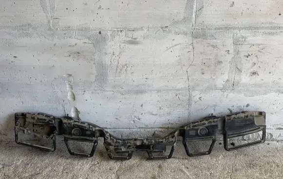 Rear bumper mounting bracket