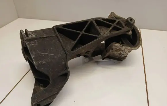 Volkswagen Transporter - Caravelle T5 Engine mounting bracket