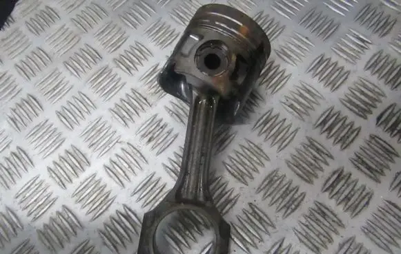 Volkswagen Golf III Piston with connecting rod