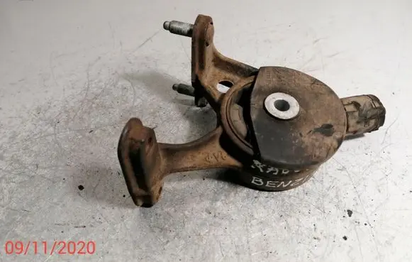 Toyota RAV 4 (XA30) Engine mount bracket