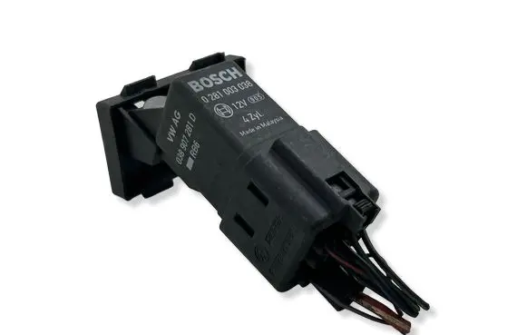 Volkswagen Touran II Glow plug pre-heat relay 0281003038