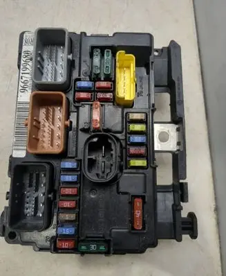 Peugeot 208 Fuse module 9667199680