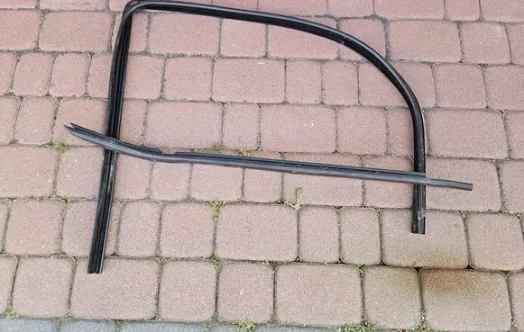 Opel Corsa E Rubber seal rear door window/glass 13188925-