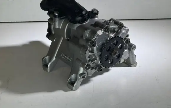 BMW 7 G11 G12 Oil pump 7643046