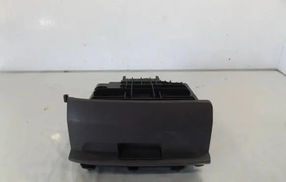 Volkswagen Polo Glove box
