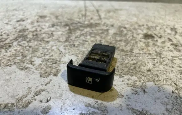 Land Rover Discovery Fuel tank opening switch YUG000870PUY 03035320 0111100703
