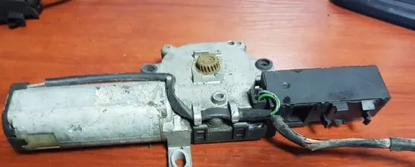 Mercedes-Benz C W202 Sunroof motor/actuator 2028207542