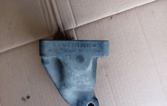 Mercedes-Benz E W211 Engine mounting bracket A6422230004 EAC46000