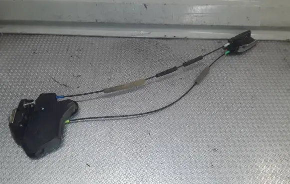 Toyota Avensis T250 Rear door lock