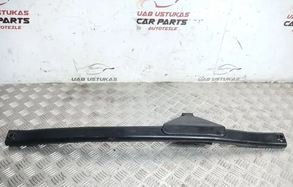 Volvo XC90 Engine mounting bracket