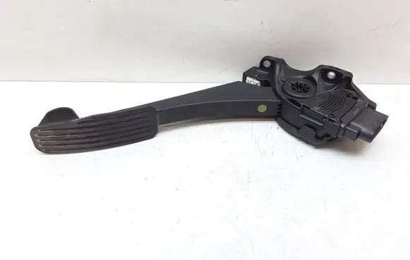 Volvo V70 Accelerator throttle pedal 30715175