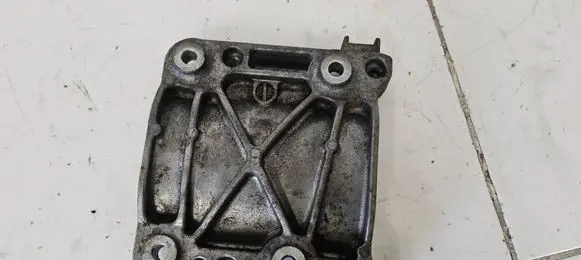 Honda CR-V A/C compressor mount bracket 