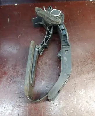 Mercedes-Benz E W211 Accelerator throttle pedal A2113000404