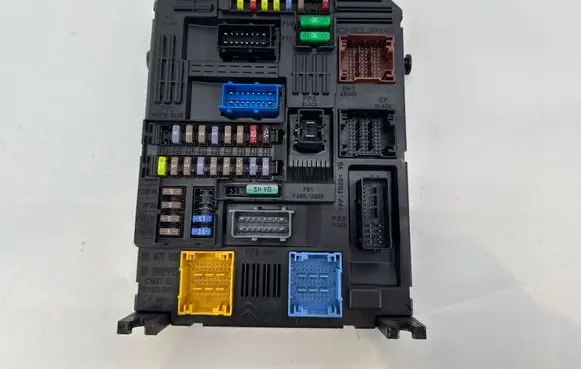 Peugeot 208 II Fuse module 9832881080