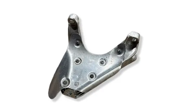 Engine mount vacuum valve