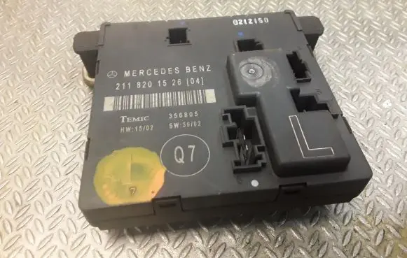 Mercedes-Benz E W211 Door control unit/module 2118201526 A2118201526