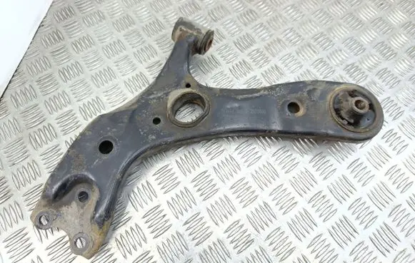 Toyota Avensis T270 Front lower control arm/wishbone 09202975800