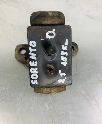 KIA Sorento Engine mount bracket 218123E150