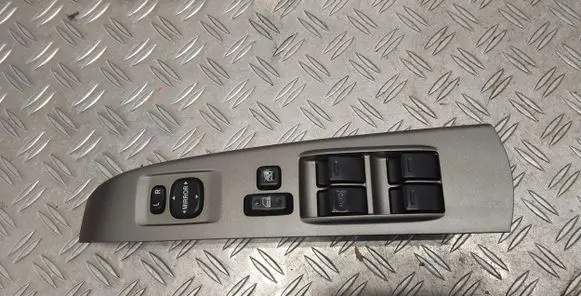 Toyota Prius (NHW20) Electric window control switch 8482047021
