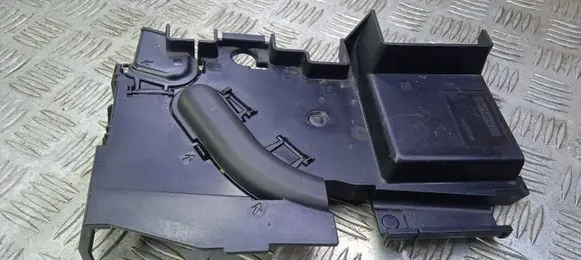 Porsche Cayenne (9PA) Fuse box cover 7L0937555