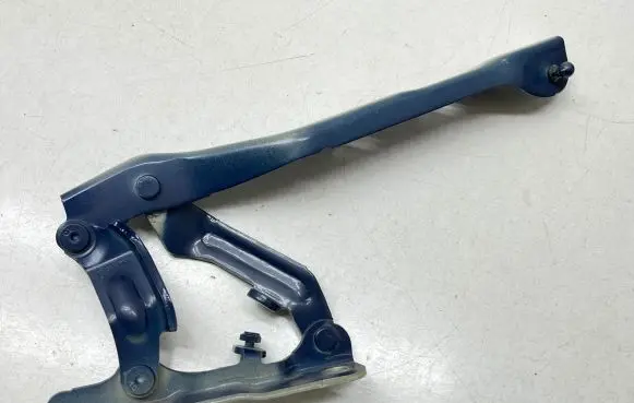 Volkswagen PASSAT B8 Engine bonnet/hood hinges 3G0823302