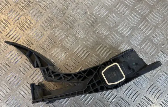 Mercedes-Benz R W251 Accelerator throttle pedal A1643000004 0487 ZGS008