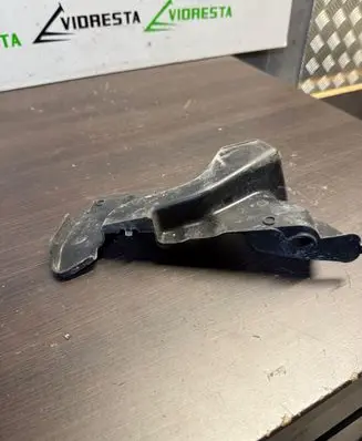 Ford Focus Fender mounting bracket JX7BA02477A D2L4R