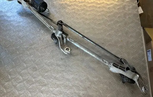 Nissan Juke I F15 Front wiper linkage and motor 288001KE0A