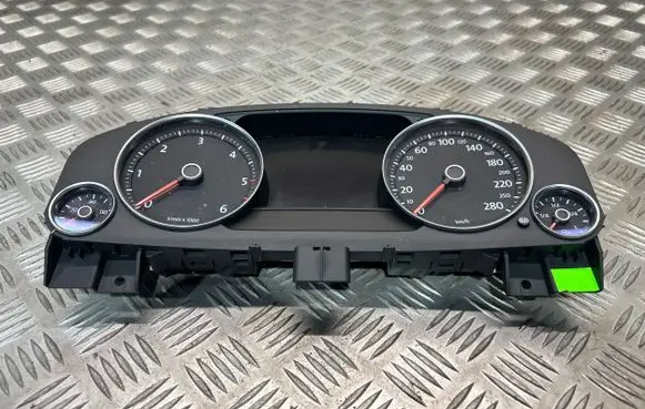 Volkswagen Touareg II Speedometer (instrument cluster) 7P6920880P