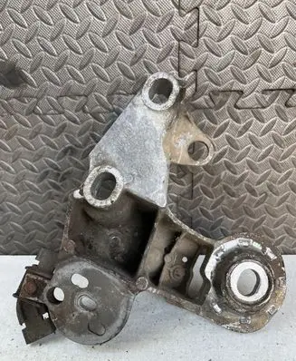 Volkswagen PASSAT B5.5 Engine mounting bracket 8E0199352F