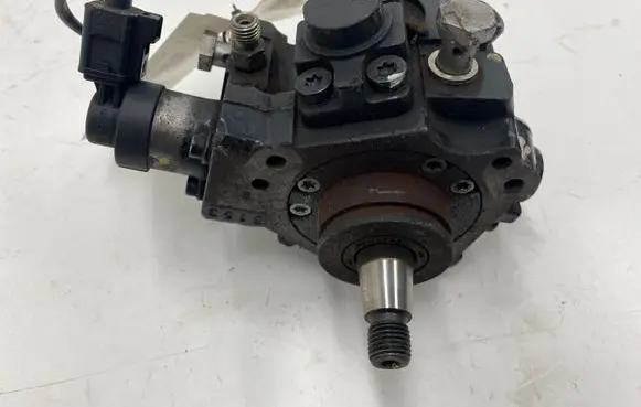 Audi A4 S4 B7 8E 8H Fuel injection high pressure pump 059130755S
