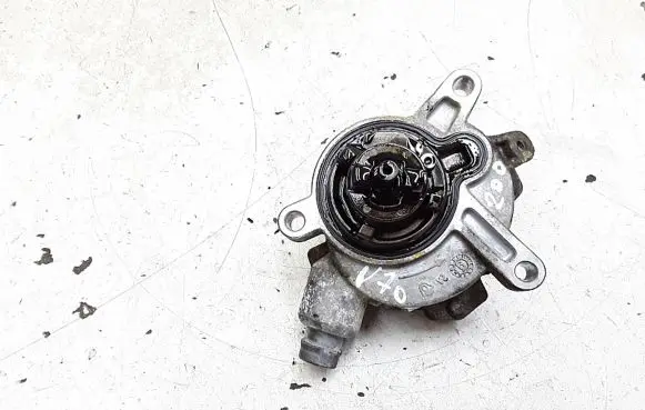 Volvo V70 Vacuum pump 30731825