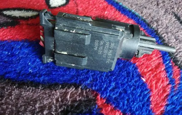 Volkswagen Golf V Brake pedal sensor switch 3B0945511c