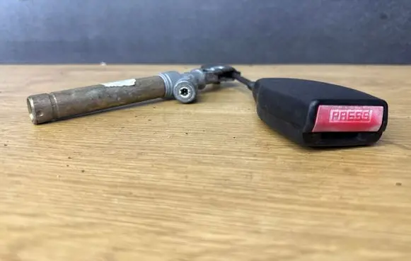 Opel Vivaro Front seatbelt buckle