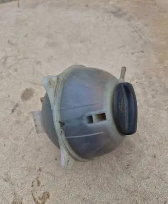 Volkswagen PASSAT B4 Coolant expansion tank/reservoir 1H0121407