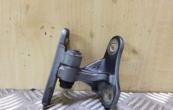 Mercedes-Benz ML W164 Front door upper hinge