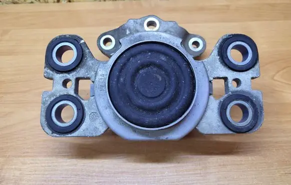 Volvo XC60 Engine mount bracket