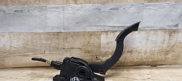 Accelerator throttle pedal
