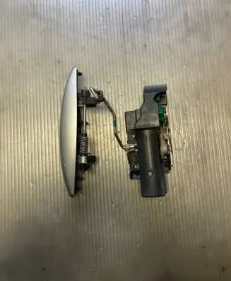 Dacia Duster Rear door lock 825020966R