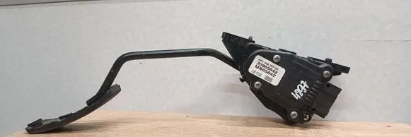 Accelerator throttle pedal