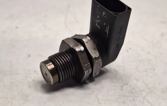 BMW 3 E90 E91 Fuel pressure sensor 0281002497 13537787167
