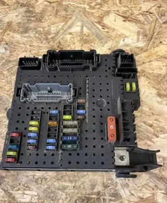 Volvo V70 Fuse module 28017881 30728512