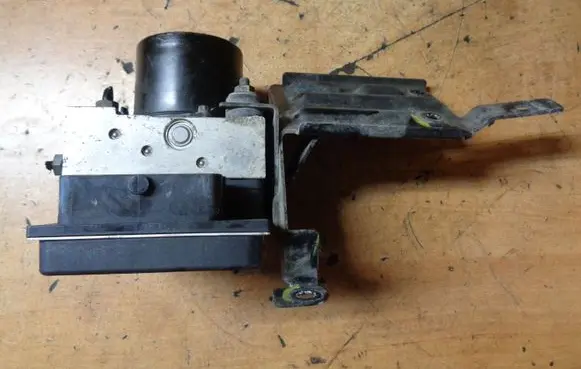 Skoda Fabia Mk2 (5J) ABS Pump 6R0907379